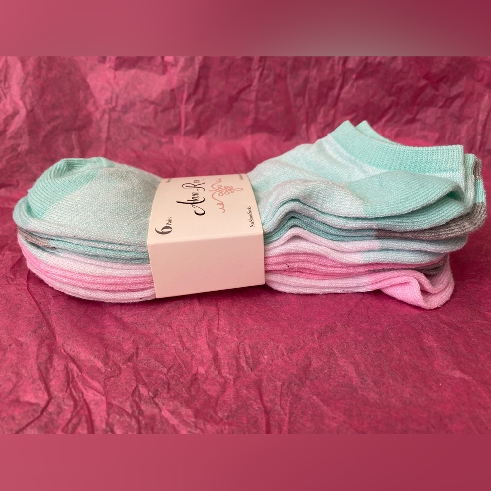 6 pack ankle socks sizes 5-9. Bundle w/ a pair of butter socks for $8